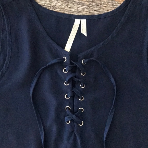 Razzle Dazzle Tie-Front Sleeveless Tank Size Small - Picture 3 of 7